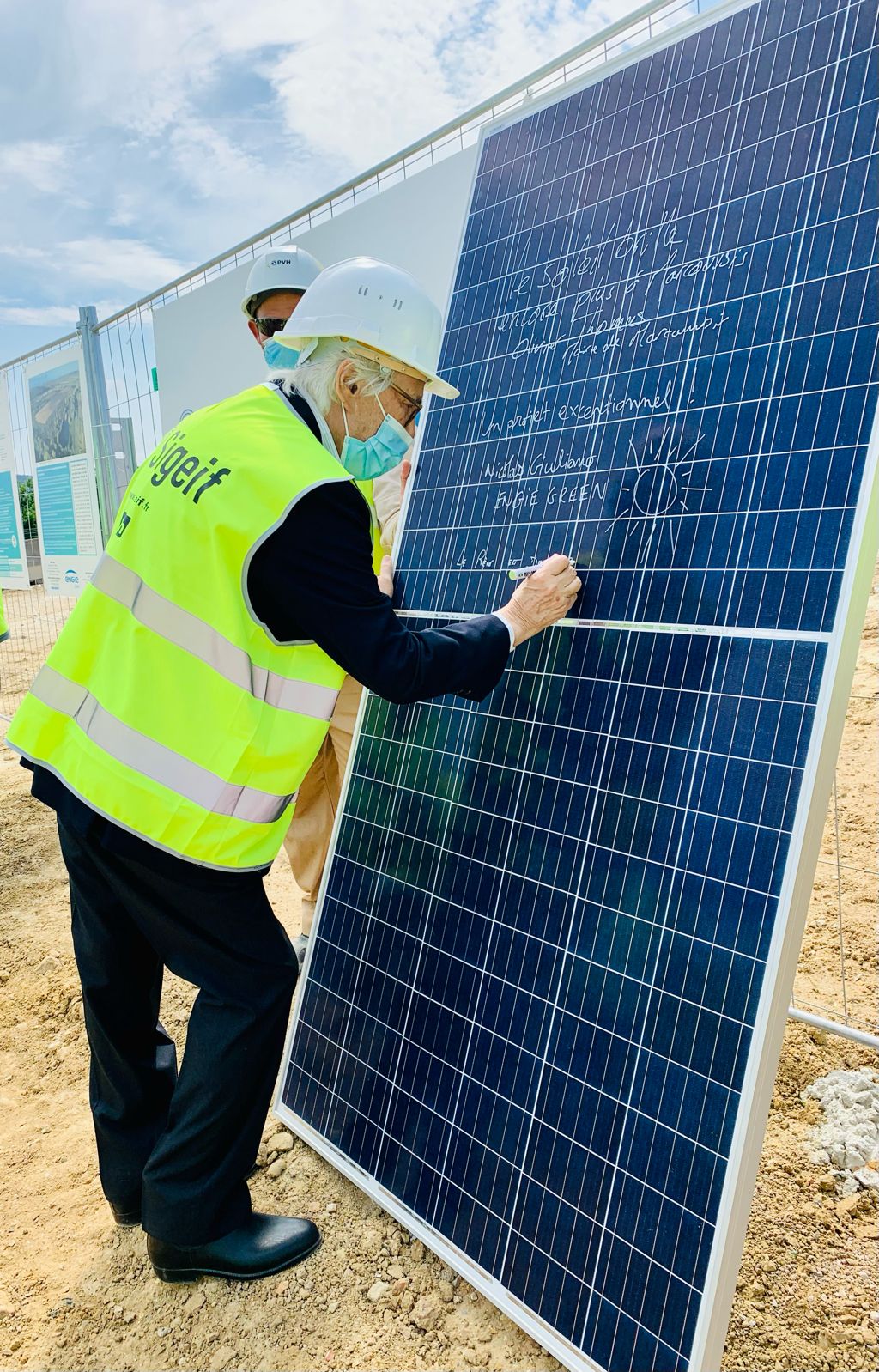 découvrez comment construire une ferme solaire : guide complet sur les étapes, les matériaux nécessaires et les avantages des énergies renouvelables.