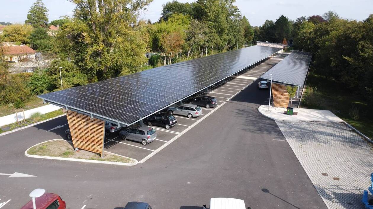 découvrez comment les problèmes d'ombre affectent l'efficacité de vos panneaux photovoltaïques. apprenez à identifier les sources d'ombre et à optimiser l'orientation de vos installations solaires pour maximiser leur production d'énergie.
