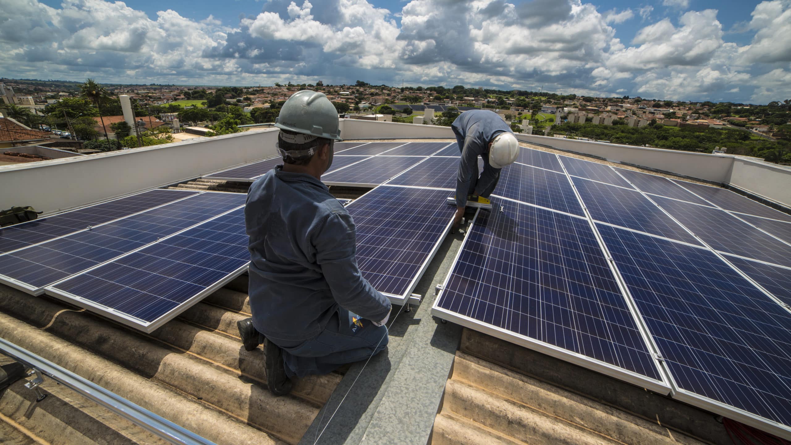 découvrez comment les toits photovoltaïques contribuent à la transition énergétique en france. apprenez les avantages écologiques et économiques de cette solution durable pour un avenir plus vert.