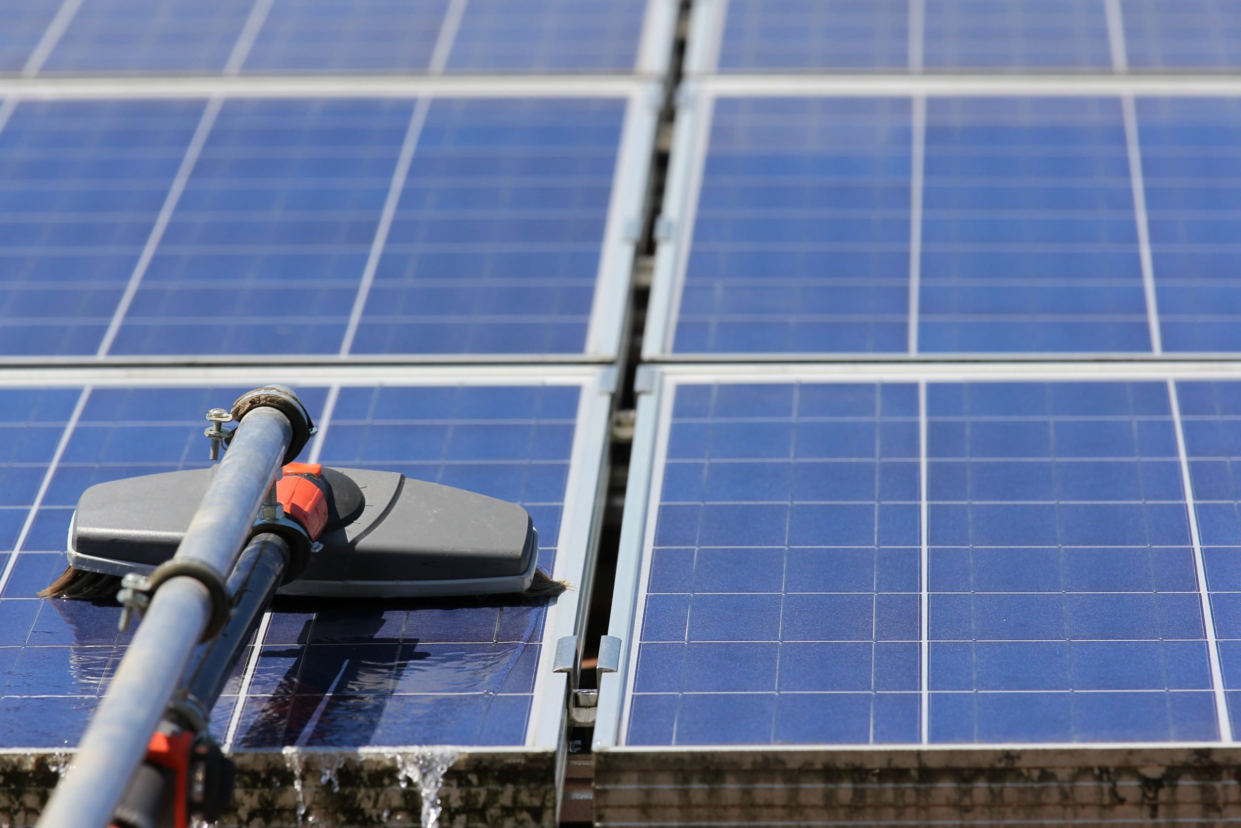 assurez la performance de vos panneaux solaires avec notre service de nettoyage professionnel de toit photovoltaïque. prolongez la durée de vie de votre installation et maximisez votre production d'énergie grâce à des techniques adaptées et des produits respectueux de l'environnement.