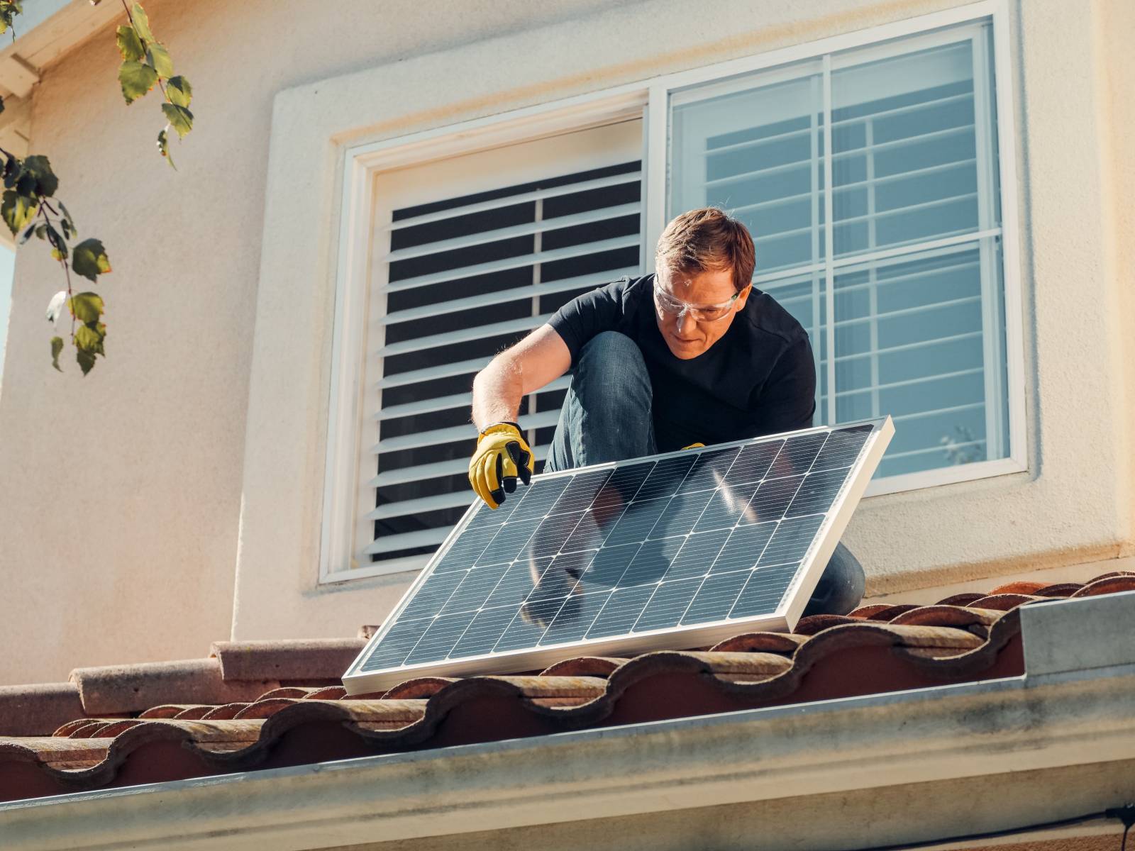 assurez la longévité et l'efficacité de votre installation solaire avec notre guide sur l'entretien des toits photovoltaïques. apprenez les meilleures pratiques pour maintenir vos panneaux solaires en parfait état et maximiser leur performance.