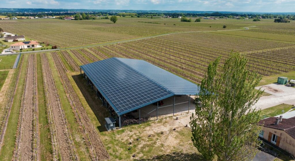 découvrez l'impact des toits photovoltaïques sur l'environnement et l'économie. apprenez comment ces installations solaires contribuent à la transition énergétique, réduisent les émissions de carbone et améliorent l'autonomie énergétique des bâtiments.