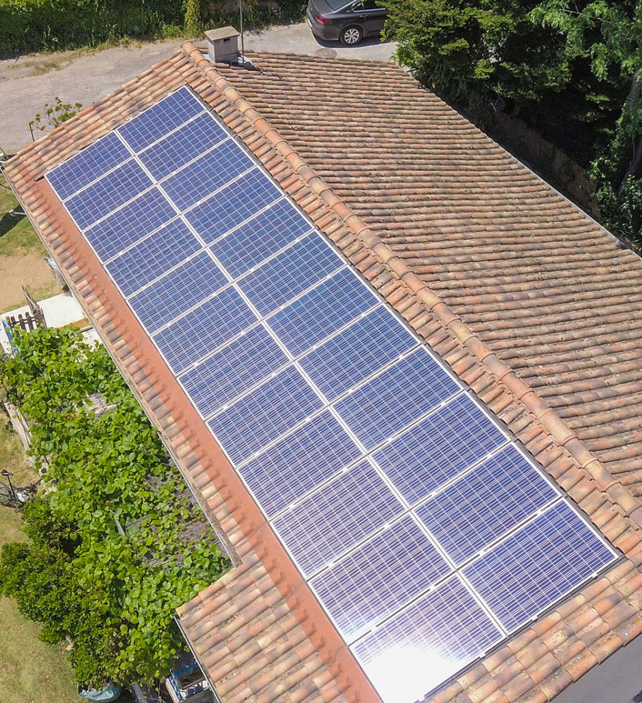 découvrez le roi du carport photovoltaïque, une solution innovante et performante pour allier protection de votre véhicule et production d'énergie solaire. optez pour un carport esthétique et écologique qui valorise votre espace extérieur tout en réduisant votre empreinte carbone.