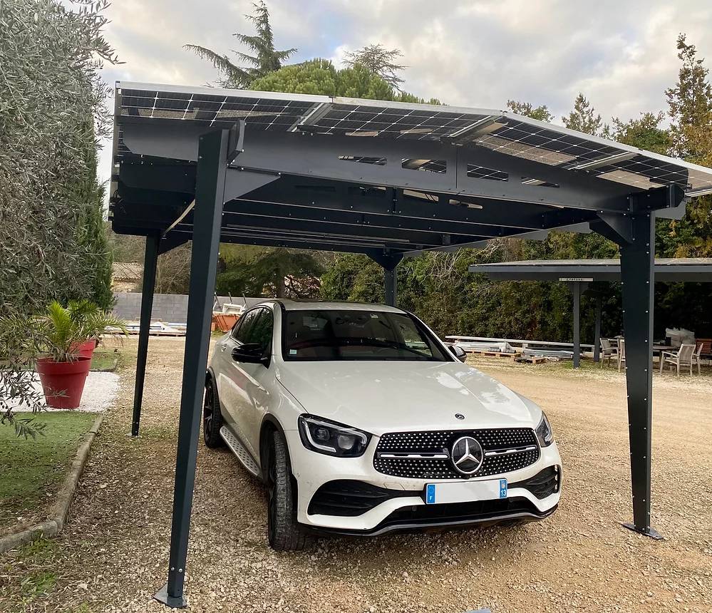 découvrez les différences entre un carport traditionnel et un carport photovoltaïque. apprenez comment un carport photovoltaïque peut non seulement protéger votre véhicule, mais aussi générer de l'électricité grâce à des panneaux solaires. informez-vous sur les avantages, les coûts et les options écologiques disponibles pour faire le meilleur choix.