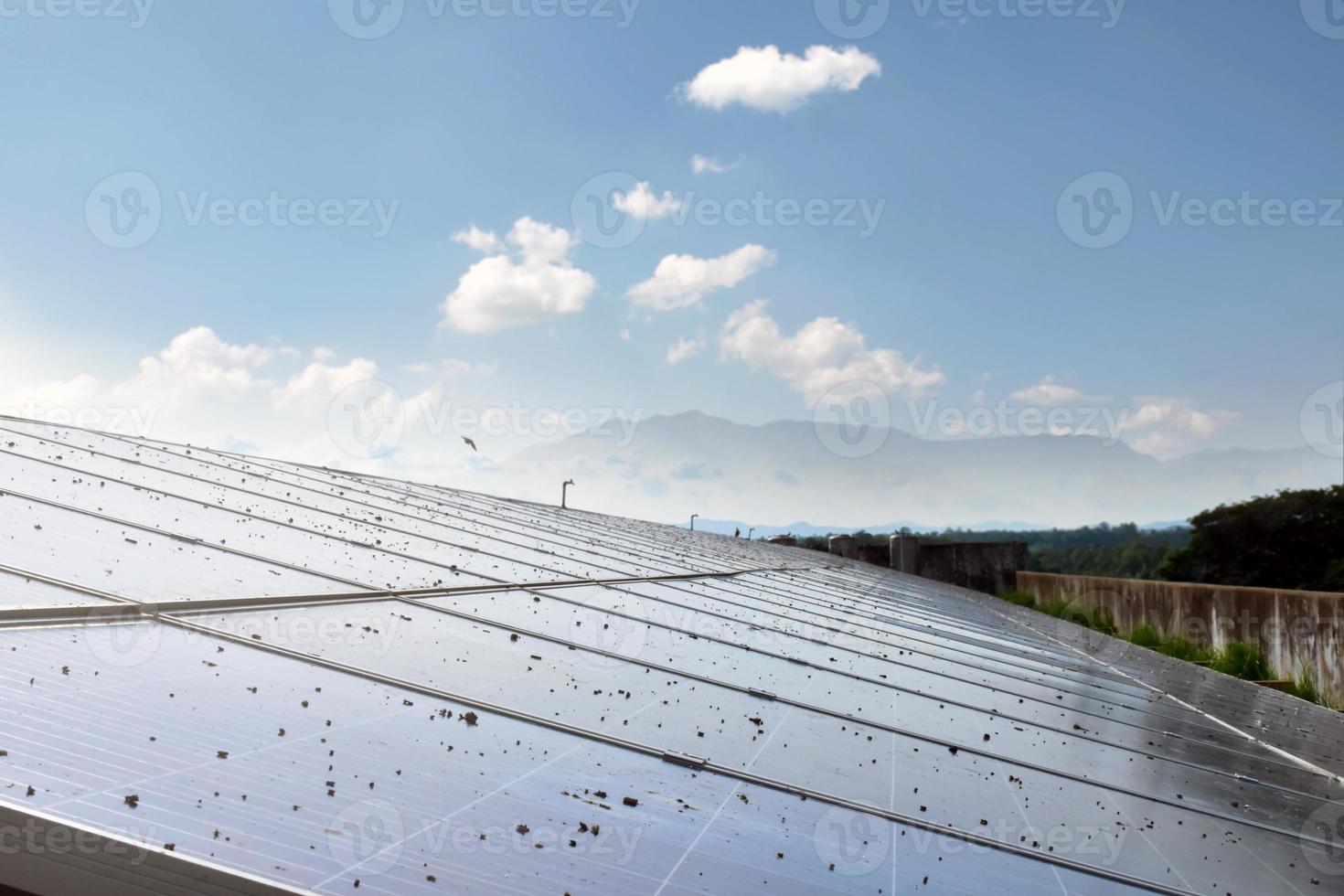 découvrez l'importance de l'entretien de votre toit photovoltaïque pour maximiser sa performance et sa durabilité. apprenez les meilleures pratiques et conseils pour garantir une production d'énergie optimale et prolonger la vie de vos panneaux solaires.