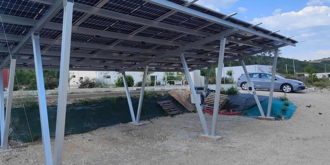découvrez les nombreux avantages d'un carport photovoltaïque : protection de votre véhicule, production d'énergie renouvelable, réduction des factures d'électricité et valorisation de votre propriété. optez pour une solution durable et économique pour votre maison.