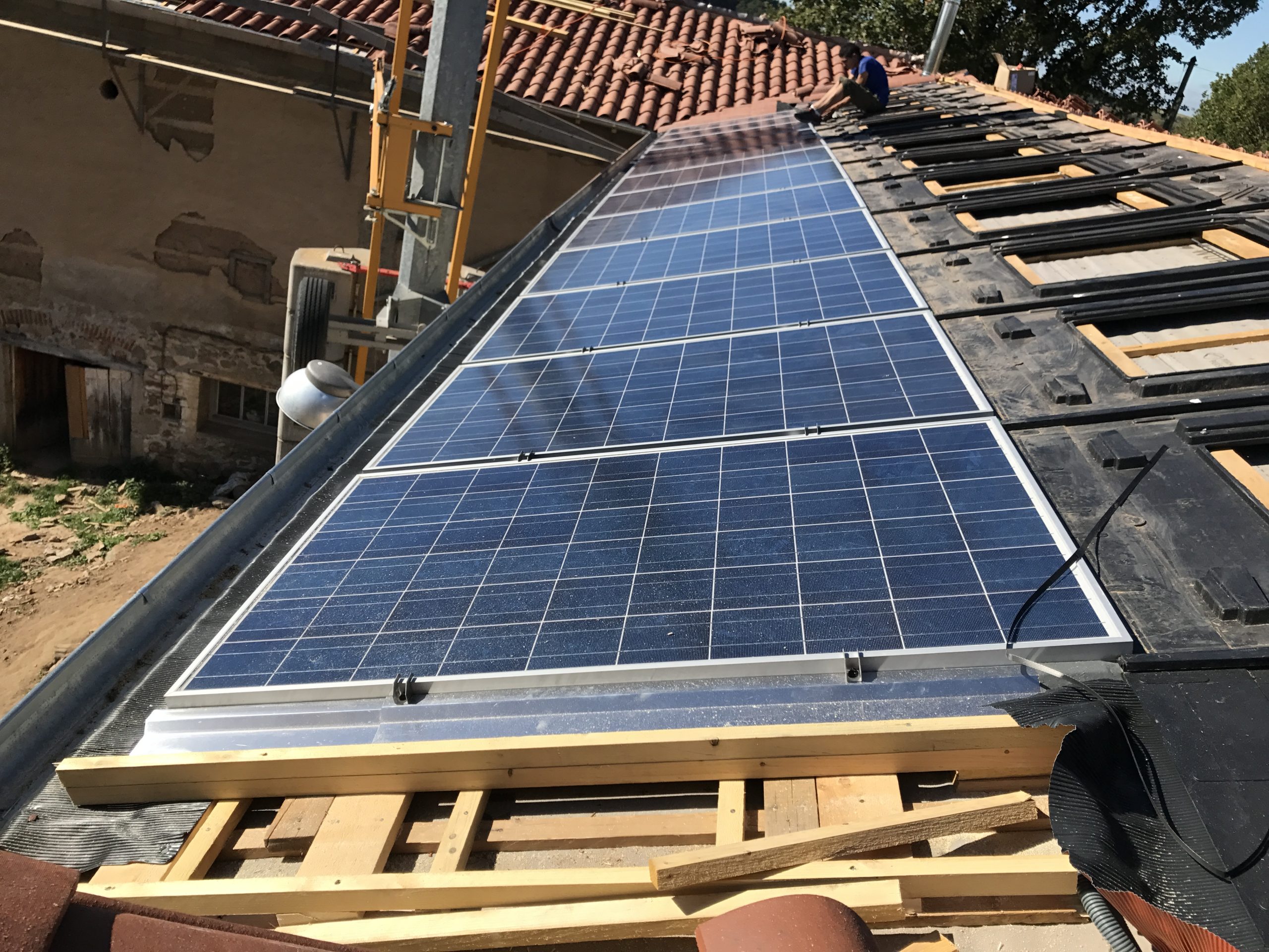 découvrez les réelles capacités des toits photovoltaïques transparents, démystifiez les idées reçues et explorez comment cette technologie innovante peut transformer l'énergie solaire tout en préservant l'esthétique de votre maison.