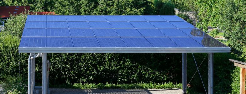 découvrez les avantages d'un carport photovoltaïque : protection pour votre véhicule, production d'énergie solaire, réduction de vos factures d'électricité et valorisation de votre propriété tout en contribuant à une démarche écologique.