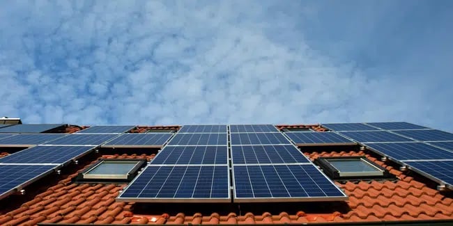 découvrez les nombreux avantages des fenêtres de toit photovoltaïques : profitez d'une source d'énergie renouvelable, d'une meilleure isolation thermique, et d'un éclairage naturel optimal tout en valorisant votre espace de vie.