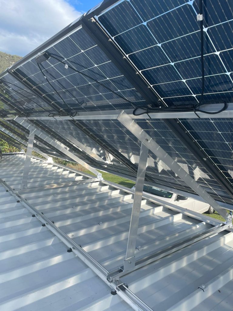 découvrez l'avenir des toits photovoltaïques : une solution innovante et écologique pour produire votre propre énergie tout en valorisant votre habitat. transformez votre toiture en une source d'énergie renouvelable et contribuez à la protection de l'environnement tout en réduisant vos factures d'électricité.