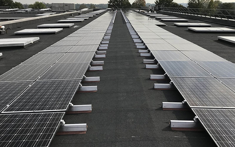 découvrez les avantages des toits photovoltaïques : une solution écologique pour réduire votre facture d'électricité, valoriser votre bien immobilier et contribuer à la transition énergétique tout en bénéficiant d'aides financières et d'une empreinte carbone réduite.