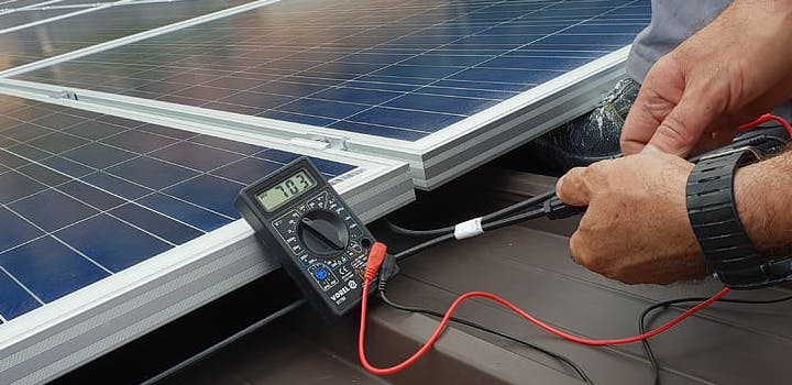 découvrez comment choisir le meilleur installateur de panneaux solaires pour votre projet. obtenez des conseils pratiques, comparez les offres et assurez-vous d'une installation efficace et durable de votre système solaire.