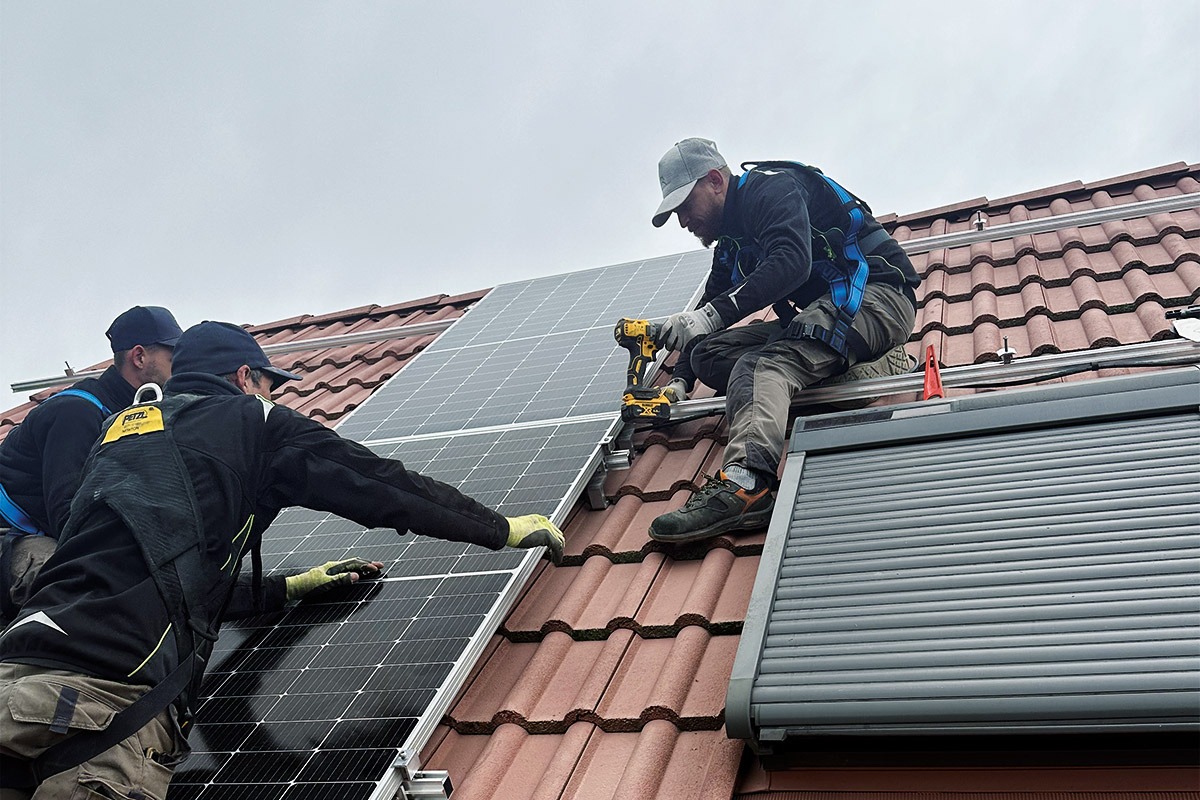 découvrez comment choisir un installateur photovoltaïque fiable et qualifié pour optimiser votre projet d'énergie solaire. comparez les offres, vérifiez les certifications et assurez-vous de bénéficier d'une installation de qualité pour maximiser vos économies d'énergie.