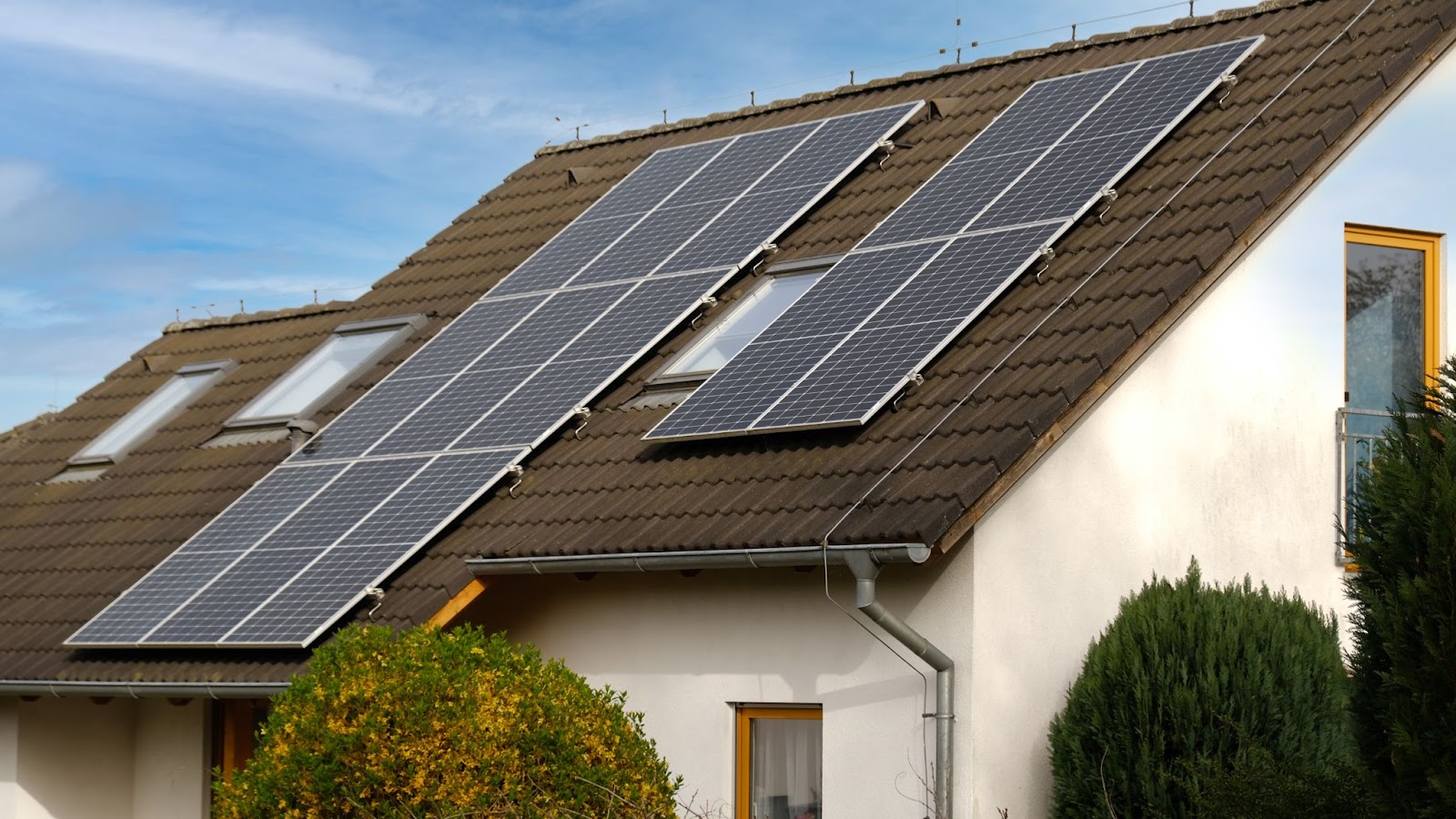 découvrez tout ce qu'il faut savoir sur le coût d'installation d'un toit photovoltaïque. explorez les avantages financiers, les subventions disponibles et les économies d'énergie potentielles pour votre maison.
