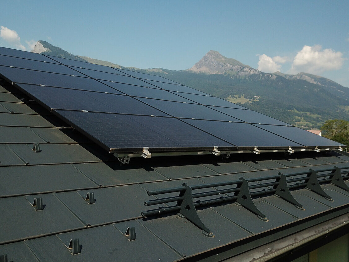 découvrez les éléments clés influençant le coût d'un toit photovoltaïque, incluant les matériaux, l'installation et les subventions disponibles. informez-vous sur le retour sur investissement et les économies d'énergie réalisées grâce à l'énergie solaire.