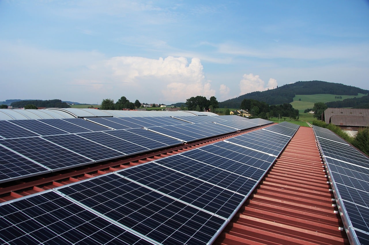 découvrez les différents coûts associés à l'installation d'un toit photovoltaïque. informez-vous sur les prix des panneaux solaires, les aides financières disponibles et les économies d'énergie réalisables grâce à cette solution durable.
