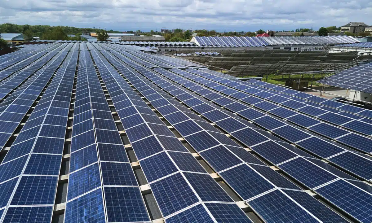 découvrez les principaux défis des toits photovoltaïques en hiver. apprenez comment la neige, le froid et la lumière réduite affectent la production d'énergie solaire et les solutions pour optimiser votre système durant la saison froide.