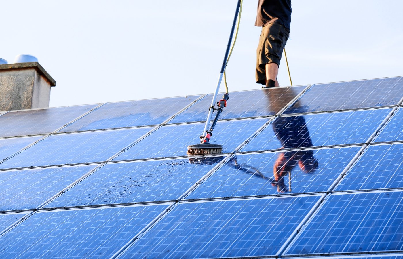 découvrez les défis liés aux toits photovoltaïques en hiver : gestion de la neige, optimisation de la production d'énergie, et solutions pour maintenir l'efficacité de vos panneaux solaires durant les mois les plus froids.