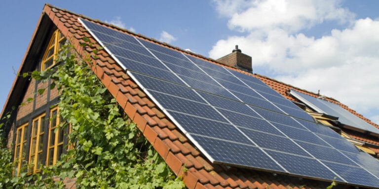 découvrez la durée de vie des toits photovoltaïques et leur impact sur votre investissement. apprenez-en plus sur l'entretien, les performances et les facteurs influençant la longévité de vos panneaux solaires.