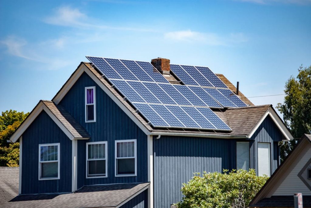découvrez nos conseils et astuces pour l'entretien de votre toit photovoltaïque. assurez la performance optimale de vos panneaux solaires grâce à un suivi régulier et des techniques efficaces pour maximiser votre production d'énergie.