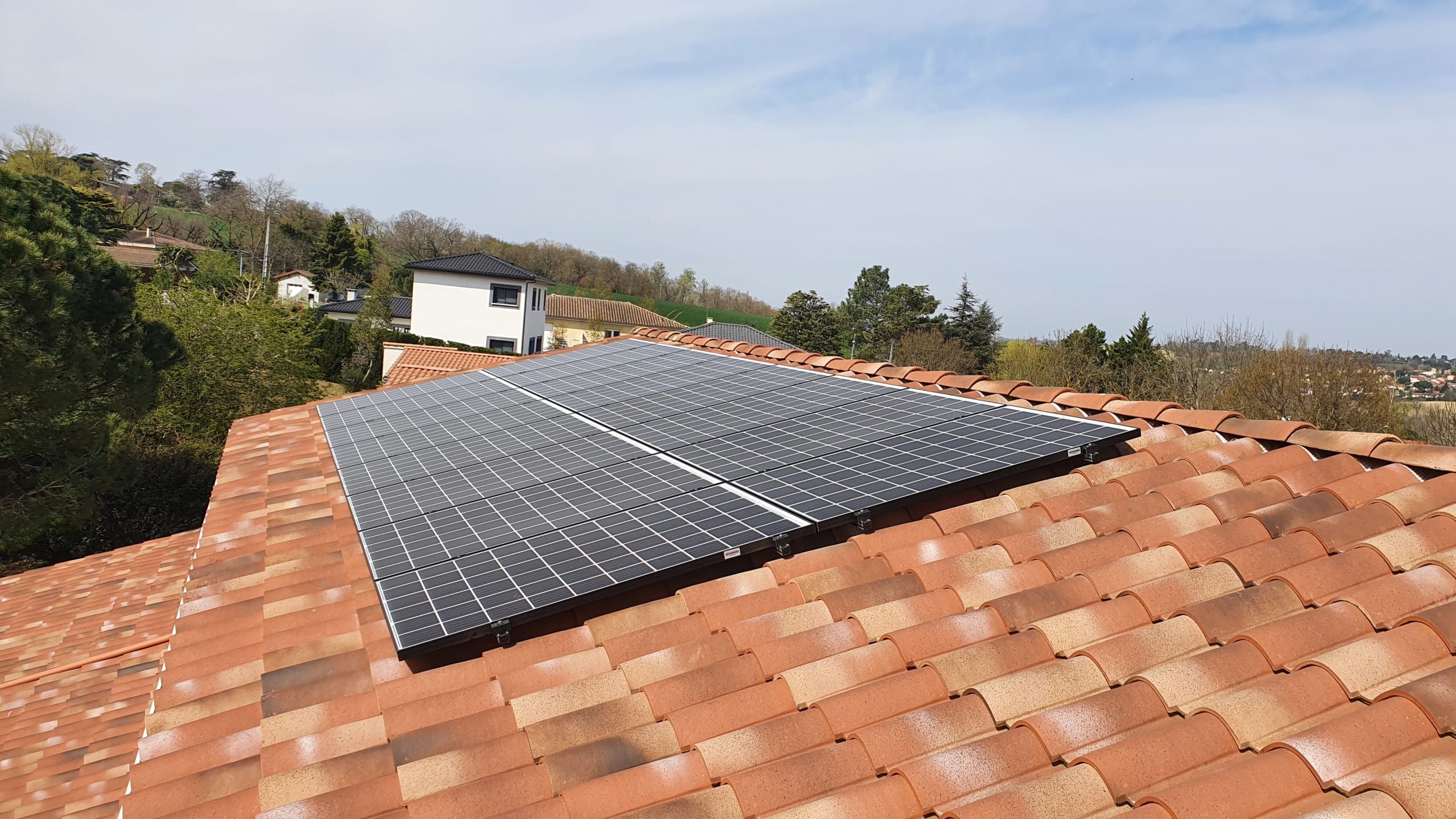 découvrez les étapes essentielles pour l'entretien de votre toit photovoltaïque. assurez la performance optimale de vos panneaux solaires grâce à nos conseils pratiques pour prolonger leur durée de vie et maximiser votre production d'énergie.