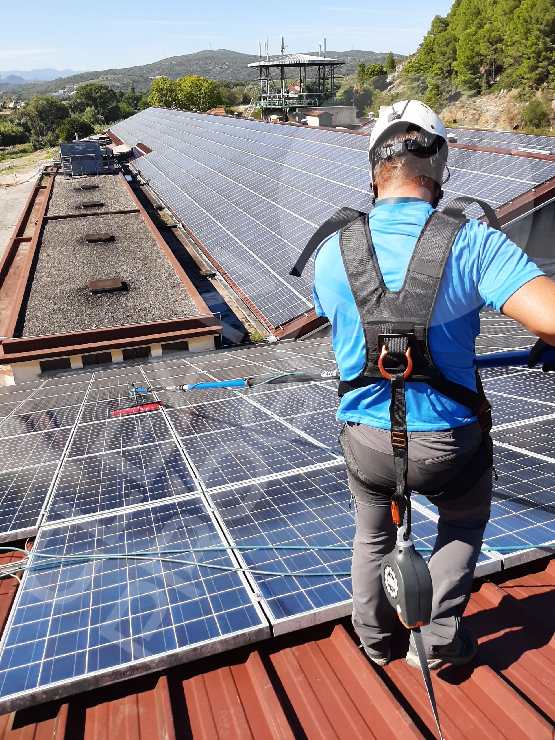 découvrez l'importance de l'entretien de votre toit photovoltaïque pour optimiser sa performance et prolonger sa durée de vie. informez-vous sur les meilleures pratiques et conseils pour maintenir votre installation solaire en parfait état.