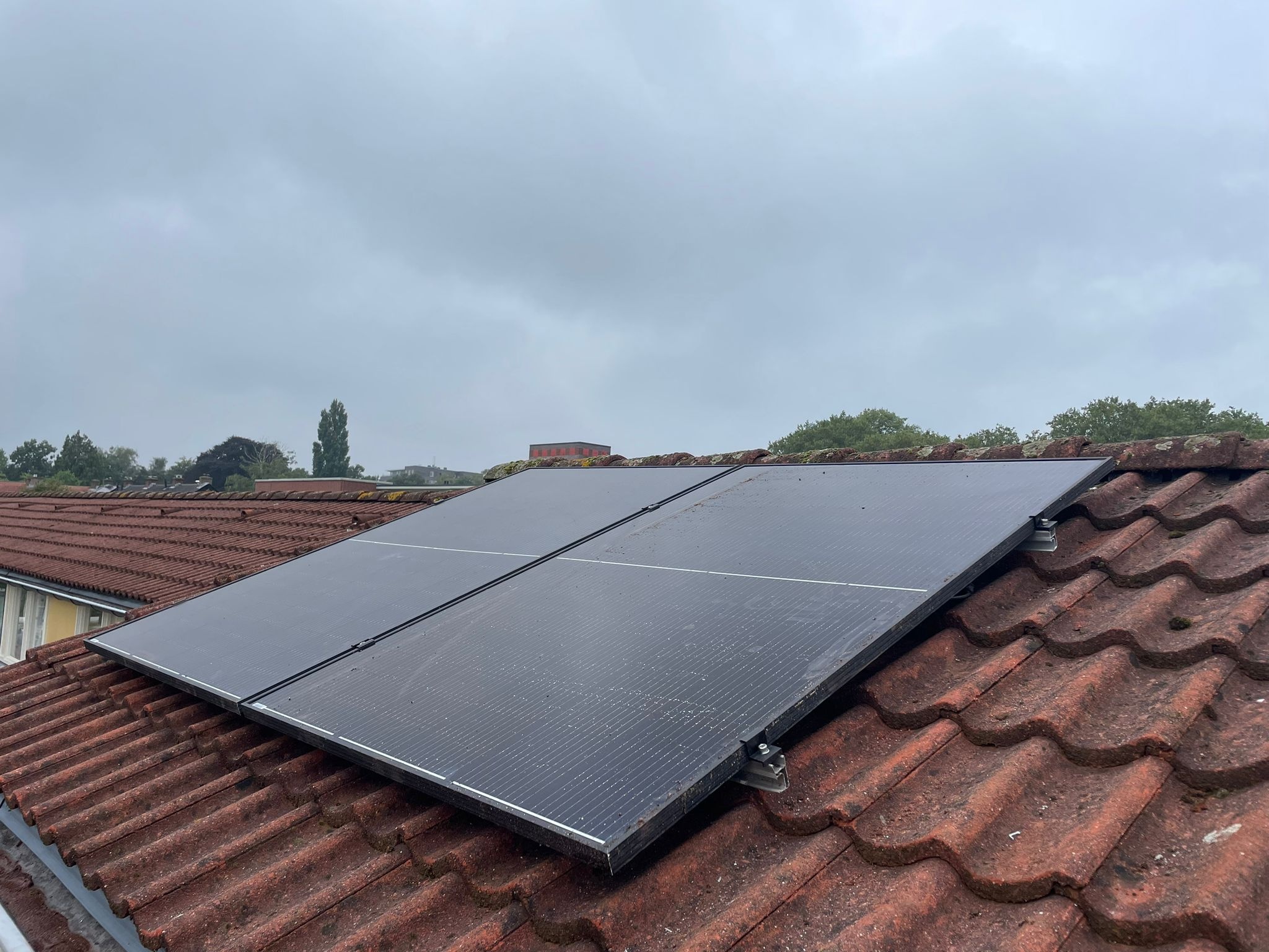 découvrez notre guide complet sur la fixation des panneaux solaires sur toiture. apprenez les meilleures pratiques, les matériaux nécessaires et les étapes essentielles pour installer efficacement vos panneaux solaires et optimiser leur performance.
