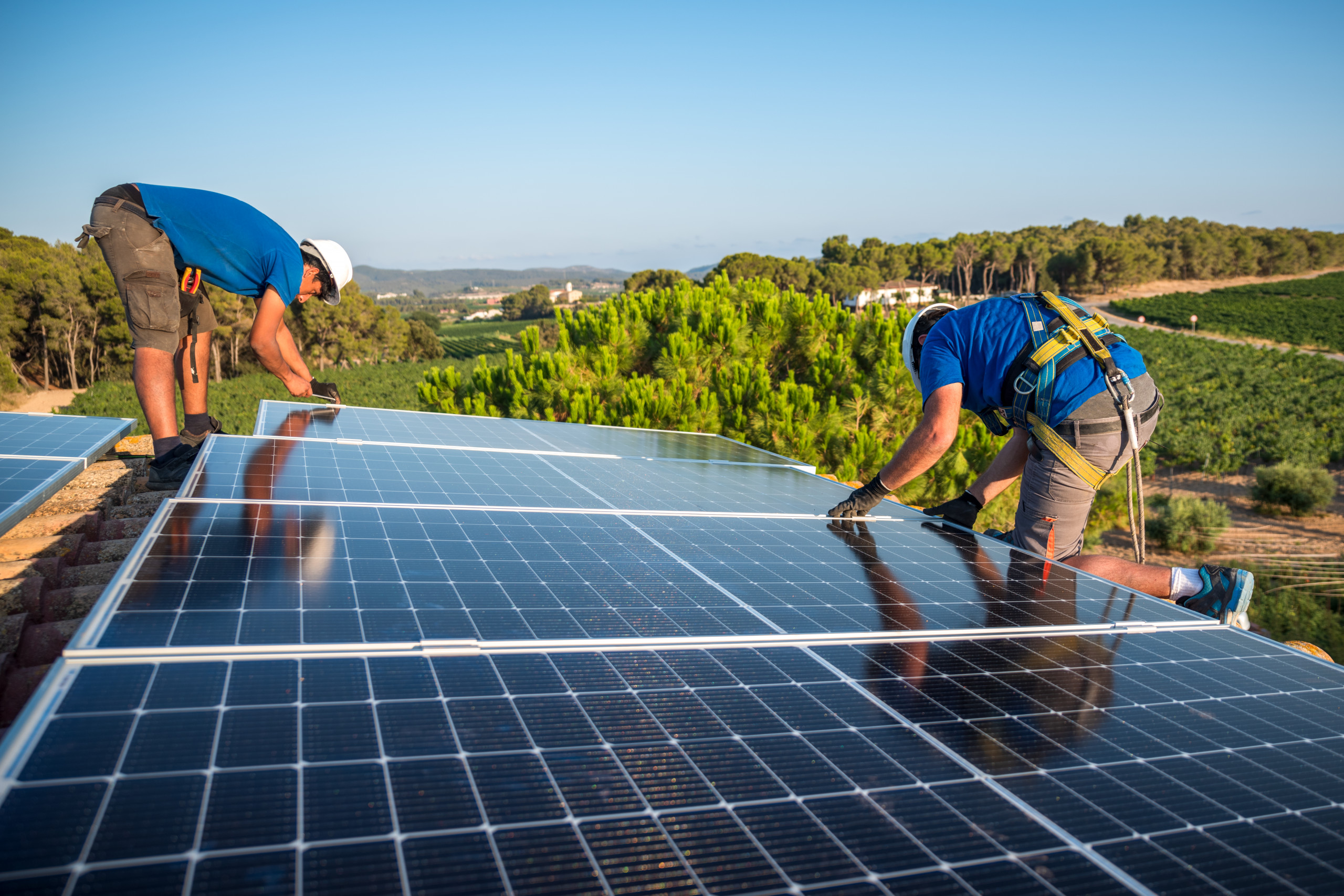 découvrez le fonctionnement d'un toit photovoltaïque : comment il capte l'énergie solaire, la transforme en électricité et contribue à une démarche éco-responsable tout en réduisant vos factures d'énergie.