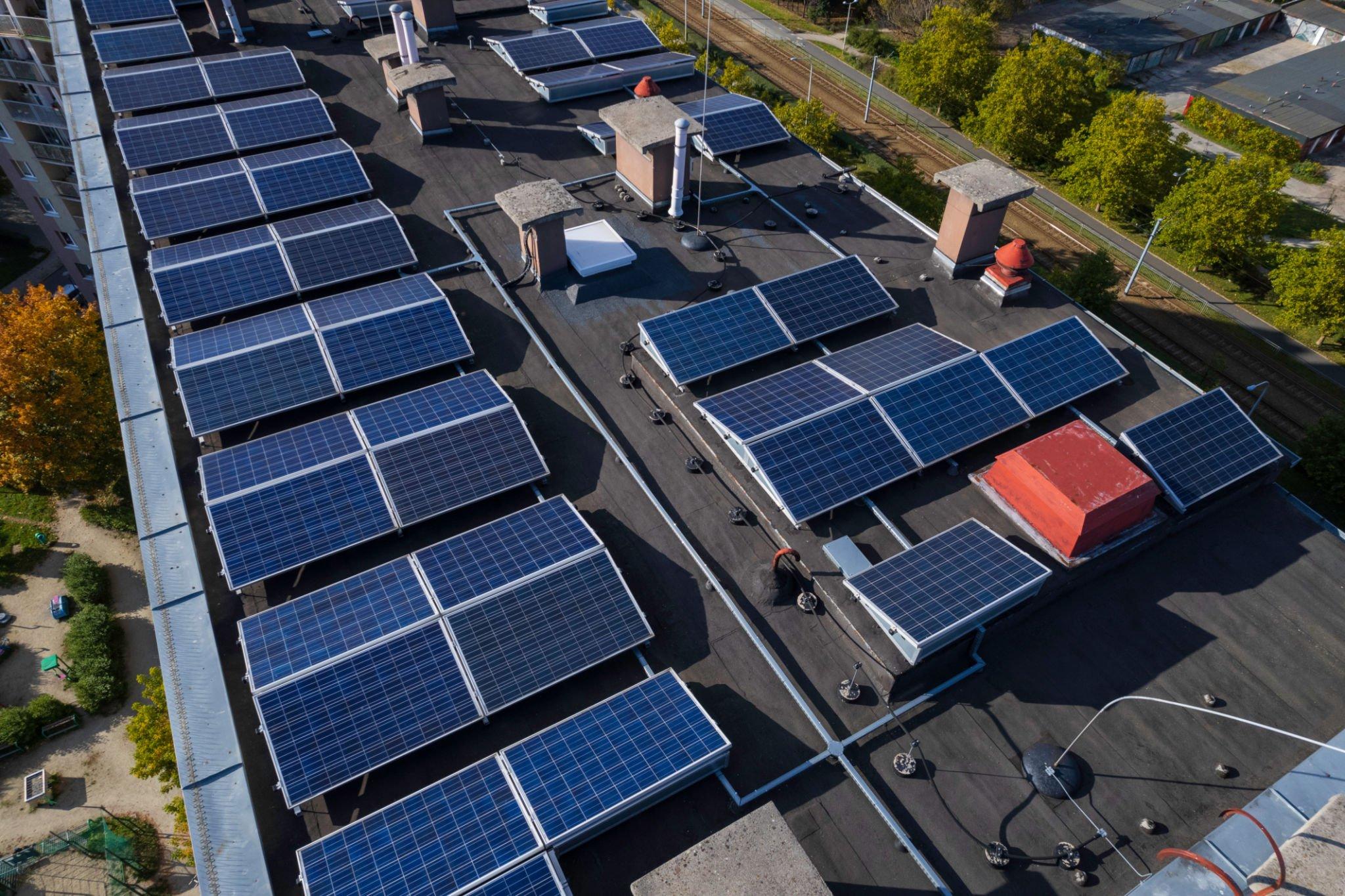 découvrez l'impact environnemental des toits photovoltaïques, une solution énergétique durable qui contribue à la réduction des émissions de co2, préserve les ressources naturelles et favorise la transition vers une énergie renouvelable. explorez les avantages écologiques et économiques de cette technologie innovante.