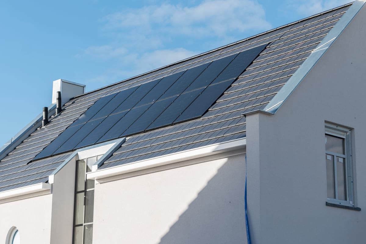 découvrez comment l'installation de panneaux photovoltaïques transforme l'énergie solaire en électricité, réduisant votre empreinte carbone et générant des économies sur vos factures d'énergie. explorez les enjeux écologiques et économiques des toits photovoltaïques.