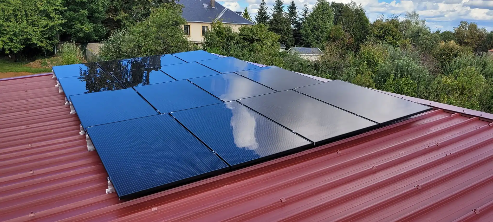 découvrez l'impact des toits photovoltaïques sur l'environnement et l'économie. apprenez comment ces solutions durables contribuent à la transition énergétique, réduisent les factures d'électricité et améliorent la valeur des biens immobiliers.