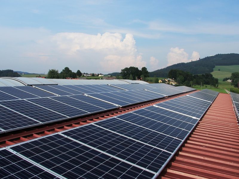 découvrez comment l'installation d'un toit photovoltaïque peut influencer la valeur de votre maison. analysez les avantages économiques et écologiques tout en maximisant votre investissement immobilier.