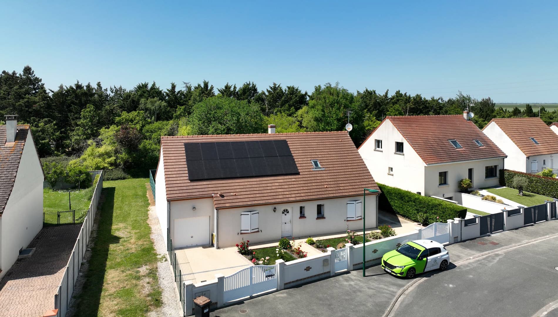 découvrez comment l'installation de panneaux photovoltaïques sur votre toit peut augmenter la valeur de votre maison. profitez des avantages financiers et écologiques de l'énergie solaire tout en valorisant votre bien immobilier.