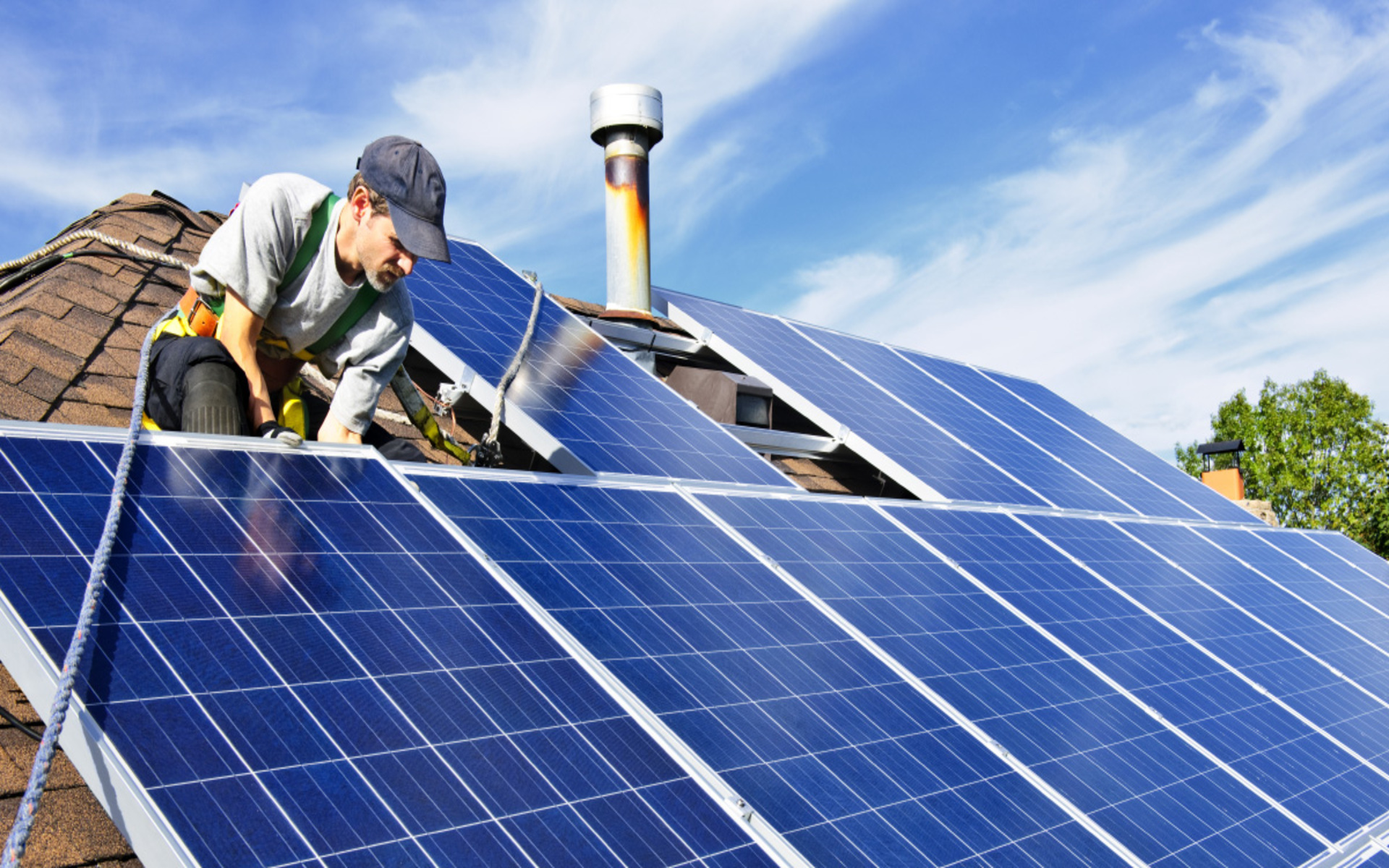 découvrez comment l'installation de panneaux photovoltaïques sur votre toit peut influencer la valeur de votre maison. explorez les avantages économiques et environnementaux, et apprenez comment cette solution énergétique durable peut augmenter votre patrimoine immobilier.