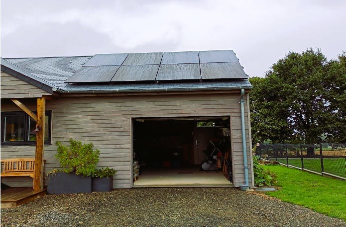 découvrez les impacts environnementaux des toits photovoltaïques, une solution énergétique renouvelable. analysez ses bénéfices écologiques, tels que la réduction des émissions de co2 et l'optimisation de l'utilisation des surfaces, tout en considérant les éventuels effets sur la biodiversité et les ressources naturelles.
