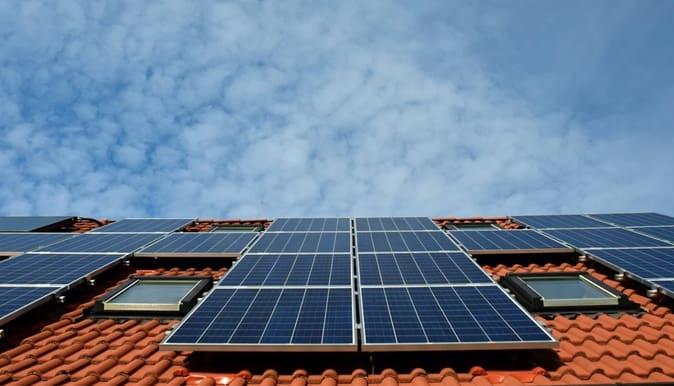 découvrez les impacts environnementaux des toits photovoltaïques, incluant leurs bénéfices en matière de durabilité, la réduction des émissions de carbone et leur rôle dans la transition énergétique. informez-vous sur les effets sur l'écosystème et les ressources locales, tout en évaluant leur efficacité écologique.