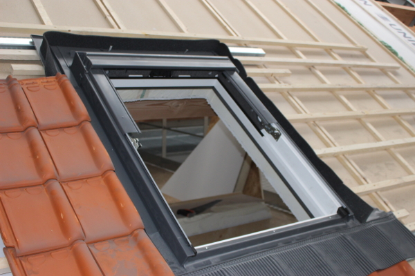 découvrez comment installer une fenêtre de toit photovoltaïque pour améliorer l'éfficacité énergétique de votre maison. suivez nos conseils et instructions étape par étape pour bénéficier d'une lumière naturelle tout en produisant votre propre énergie renouvelable.