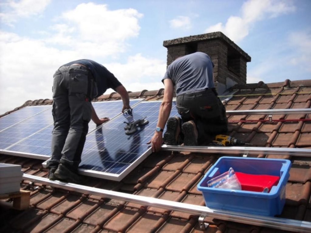 découvrez comment installer un toit photovoltaïque pour bénéficier d'une énergie solaire durable et réduire vos factures d'électricité. suivez nos conseils pratiques et bénéficiez d'une installation efficace et adaptée à vos besoins.