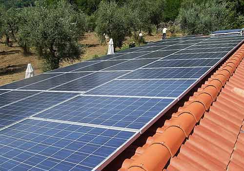 découvrez l'importance de l'orientation des toits pour l'installation de systèmes photovoltaïques. maximisez votre production d'énergie solaire en choisissant la meilleure inclinaison et l'orientation optimale pour tirer le meilleur parti de la lumière du soleil.