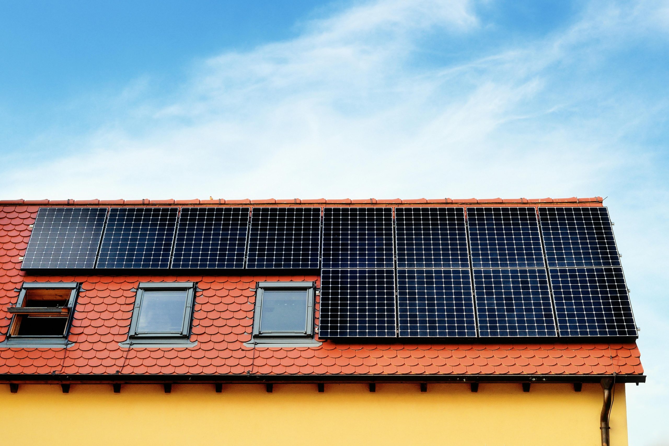 découvrez tout ce qu'il faut savoir sur le permis pour installer un toit photovoltaïque. informez-vous sur les démarches administratives, les exigences légales et les avantages écologiques de l'énergie solaire. optimisez votre projet d'autoproduction d'énergie verte en toute légalité.