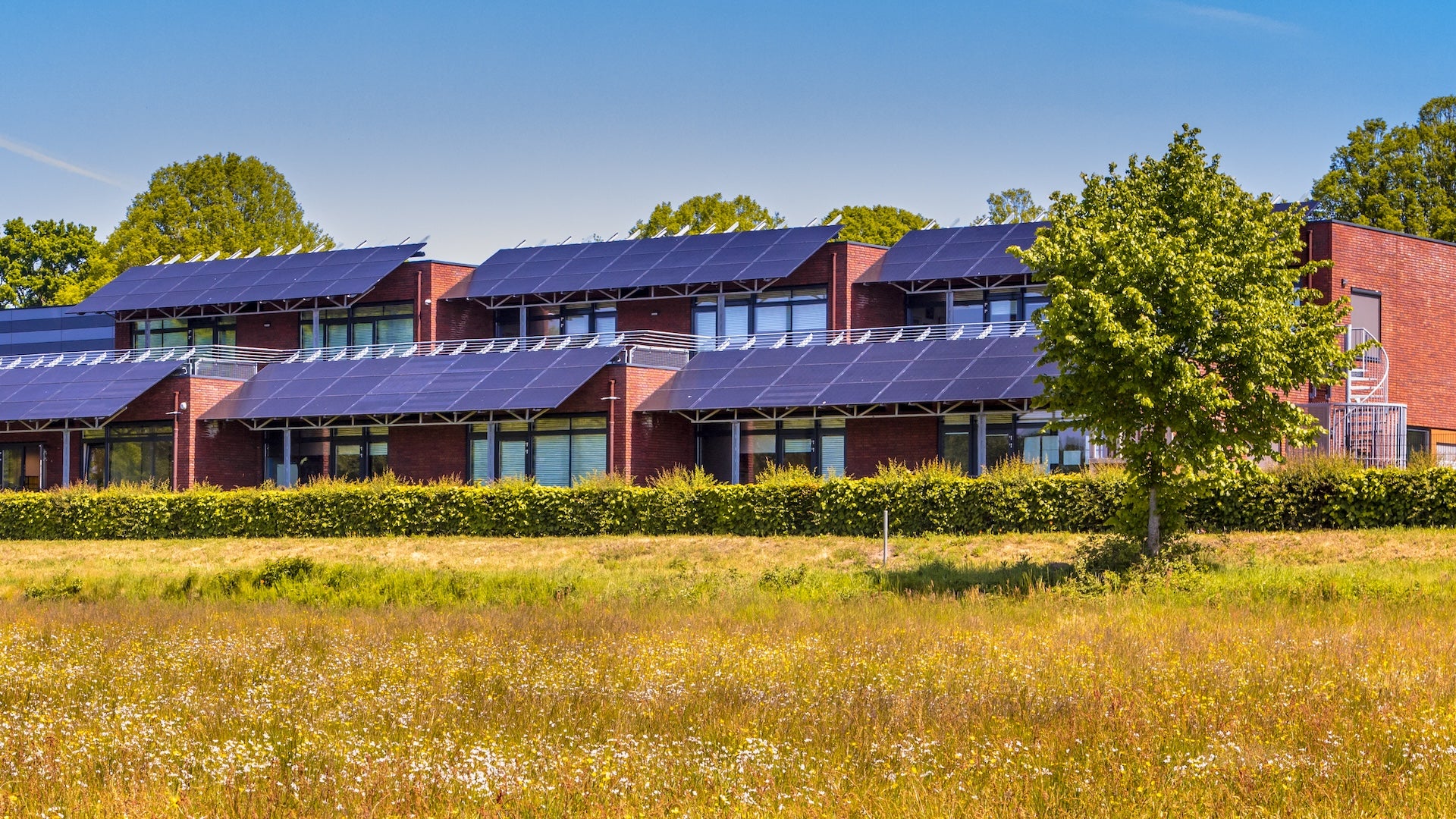 découvrez les prix des panneaux solaires pour une superficie de 100m2. comparez les offres, les avantages et les économies potentielles pour une installation solaire pérenne et écologique.