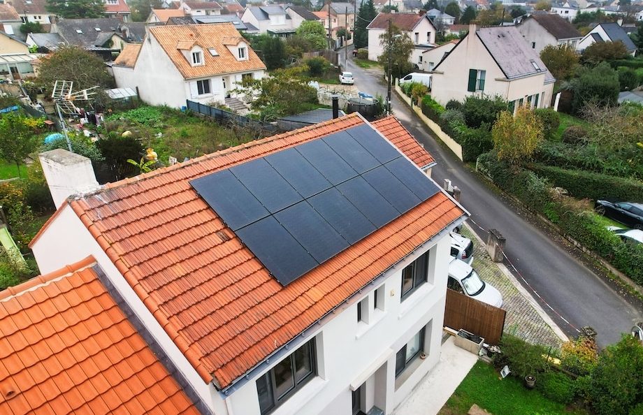 découvrez les prix des toits photovoltaïques en france et informez-vous sur les différents facteurs qui influencent le coût de l'installation, les aides financières disponibles et les avantages écologiques des panneaux solaires.