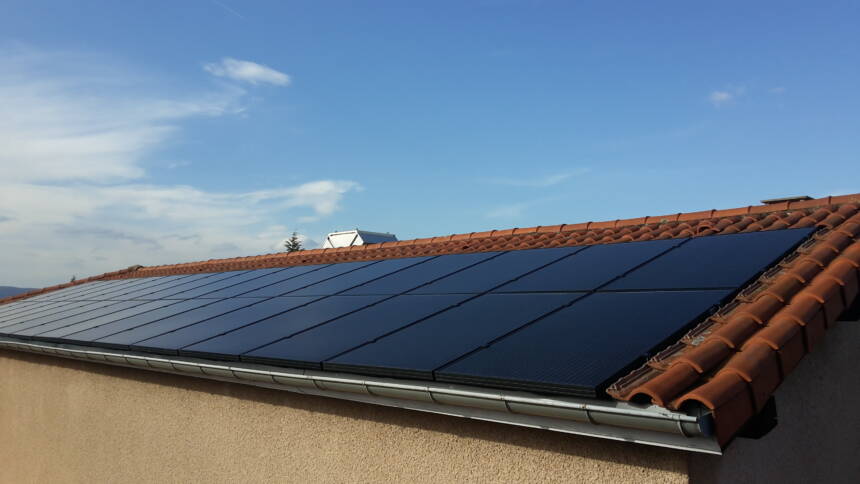 découvrez nos projets de toits photovoltaïques : des solutions innovantes et durables pour transformer votre espace en source d'énergie renouvelable. optez pour une énergie verte et réduisez votre empreinte carbone tout en réalisant des économies sur vos factures d'électricité.