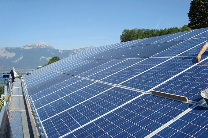 découvrez les principales réglementations entourant les toits photovoltaïques en france. informez-vous sur les normes, les aides financières et les conditions d'installation pour optimiser votre projet solaire.
