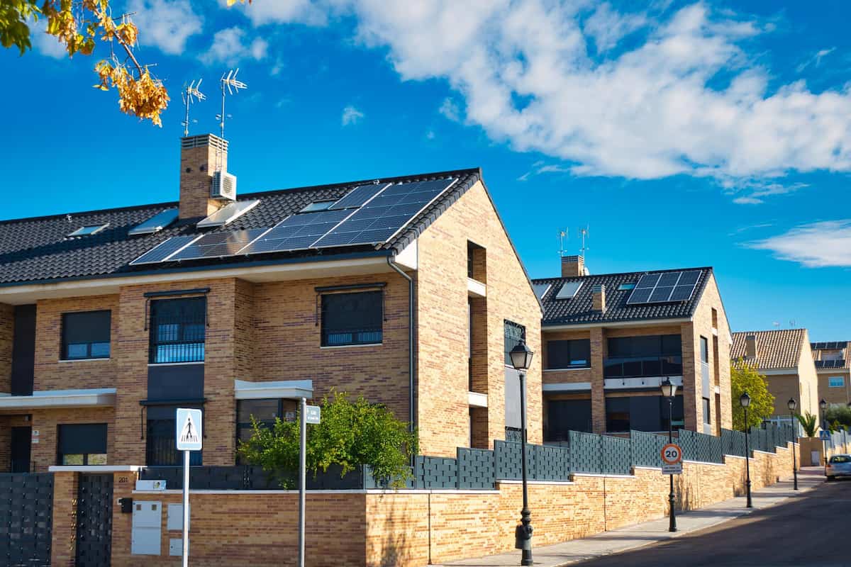 découvrez les réglementations essentielles concernant les toits photovoltaïques en france. informez-vous sur les normes, les autorisations et les obligations pour une installation conforme et efficace de panneaux solaires sur votre toiture.
