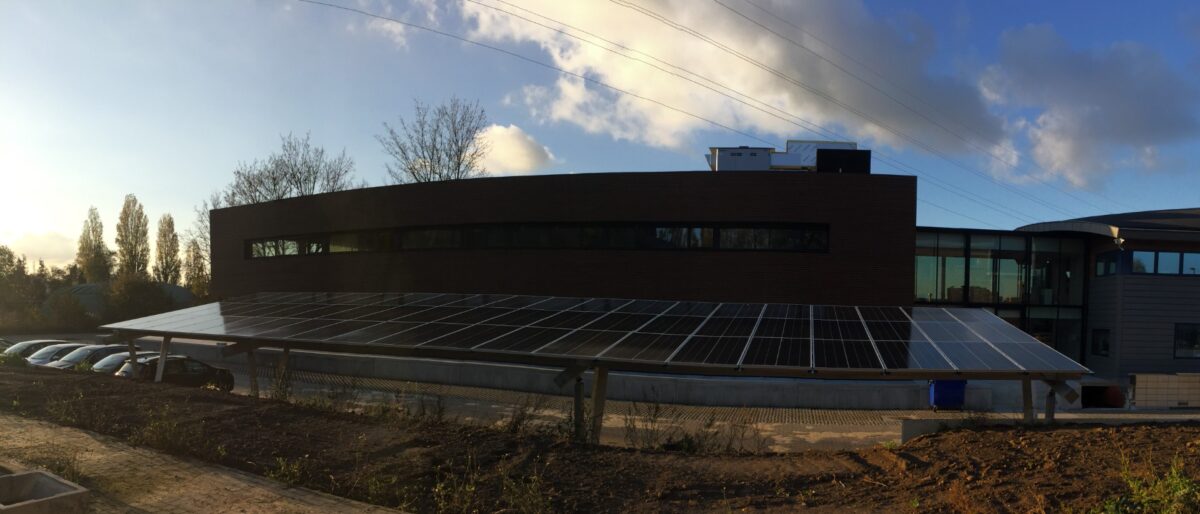 découvrez le roi carport photovoltaïque, la solution idéale pour allier esthétisme et efficacité énergétique. protégez votre véhicule tout en générant de l'électricité grâce à notre carport innovant équipé de panneaux solaires. maximisez votre autonomie énergétique et valorisez votre espace extérieur avec style.