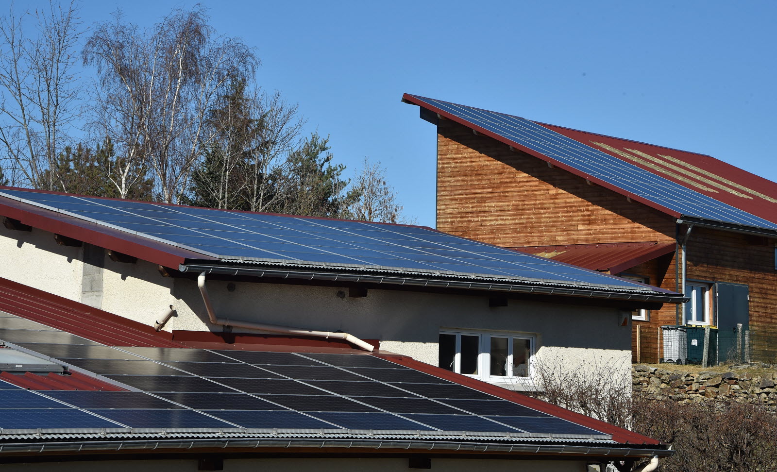 découvrez les avantages des toits photovoltaïques : une solution écologique et économique pour produire votre propre énergie solaire tout en valorisant votre propriété. optez pour une toiture durable qui réduit vos factures d'électricité et contribue à un avenir plus vert.