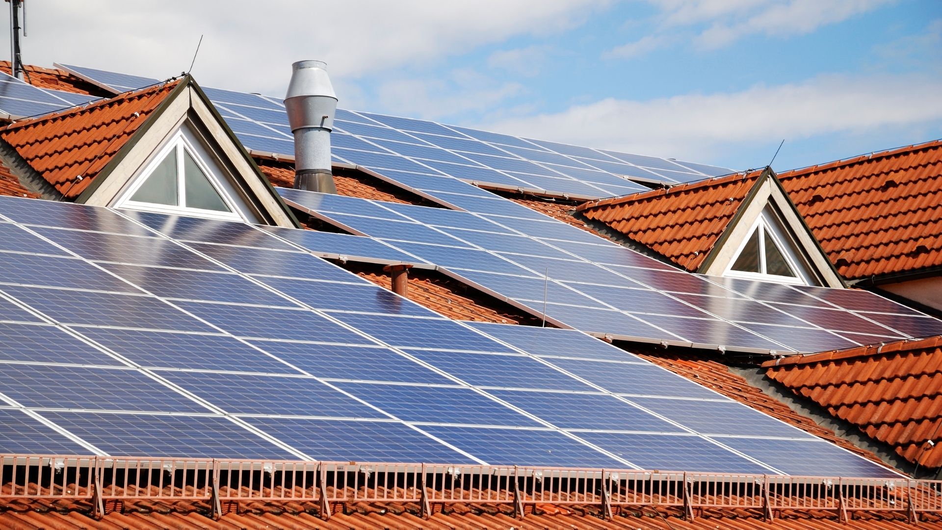 découvrez comment un toit photovoltaïque peut vous faire réaliser des économies sur vos factures d'énergie tout en contribuant à la protection de l'environnement. investissez dans l'énergie solaire et profitez d'un retour sur investissement durable.