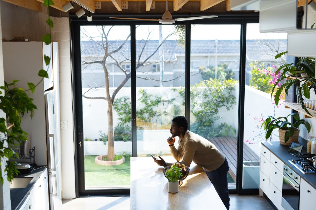 découvrez les différences entre le toit photovoltaïque traditionnel et le toit transparent. ce guide vous aidera à choisir la meilleure option pour votre maison, en tenant compte de l'esthétique, de l'efficacité énergétique et de l'intégration architecturale.