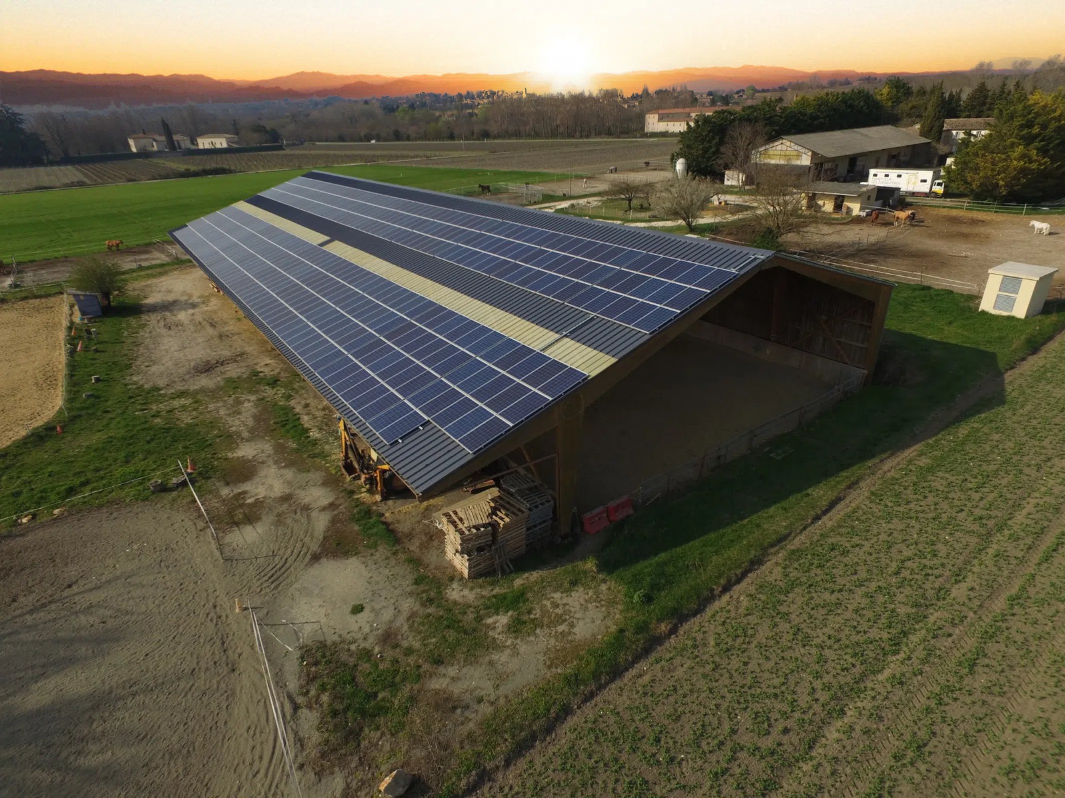 découvrez les différences entre un toit photovoltaïque traditionnel et un toit transparent. analyse des avantages, inconvénients, performances et esthétiques pour vous aider à choisir la solution idéale pour votre maison.